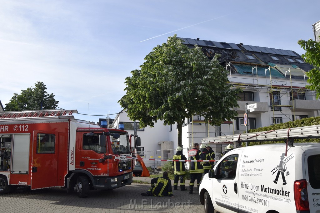 Feuer 2 Dachstuhl Koeln Dellbrueck Von der Leyen Str P086.JPG - Miklos Laubert